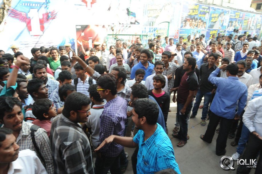 1-Nenokkadine-Hungama-at-RTC-Cross-Roads